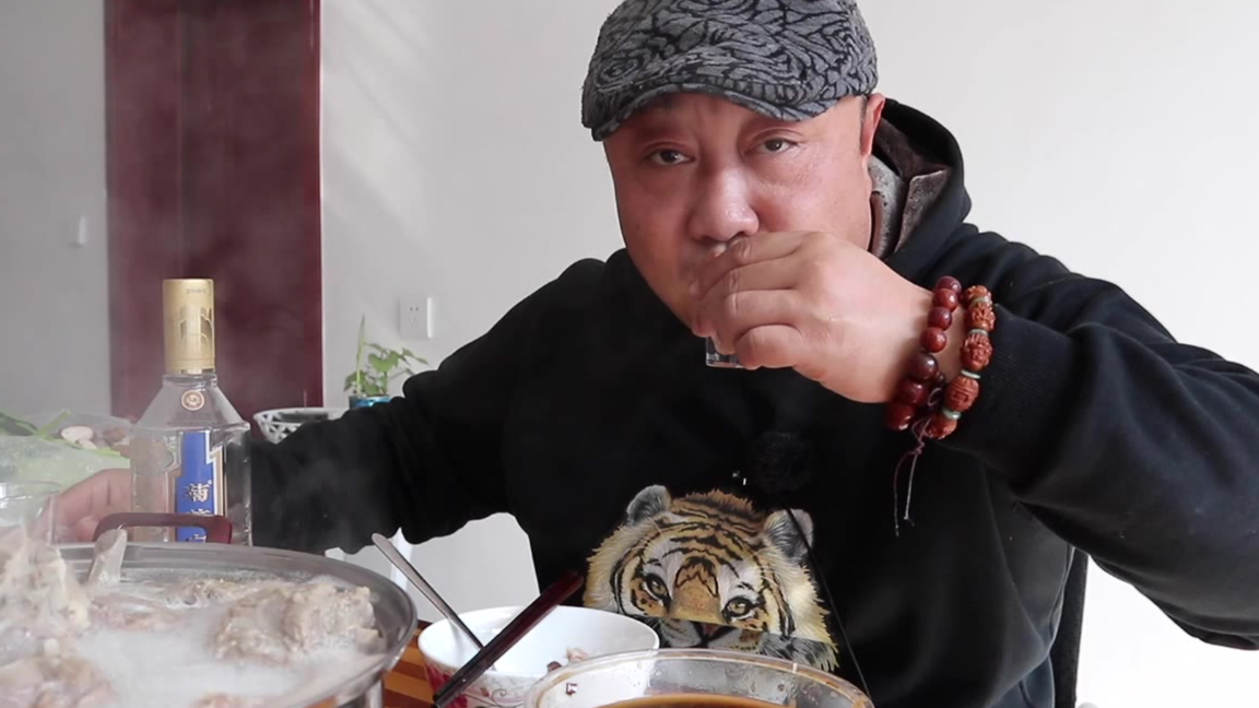北京最火的白汤羊蝎子,298一锅,汤浓肉香,打包回家抱着啃,爽